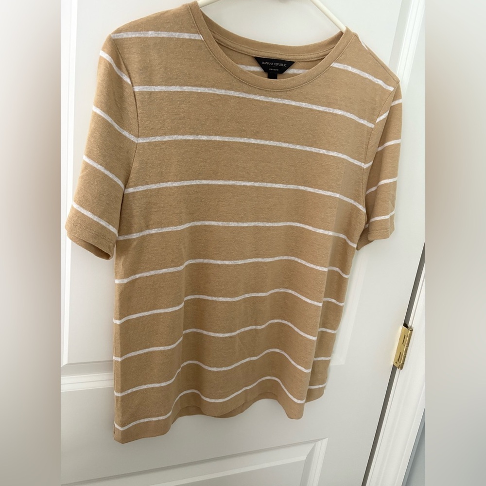 Banana Republic Linen Blend Tan and White Tee